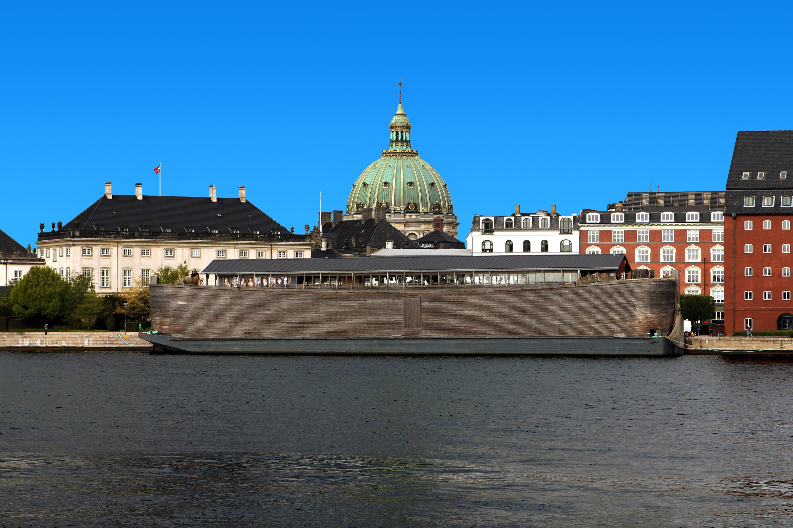 De Ark van Noach afgemeerd in de haven van Kopenhagen