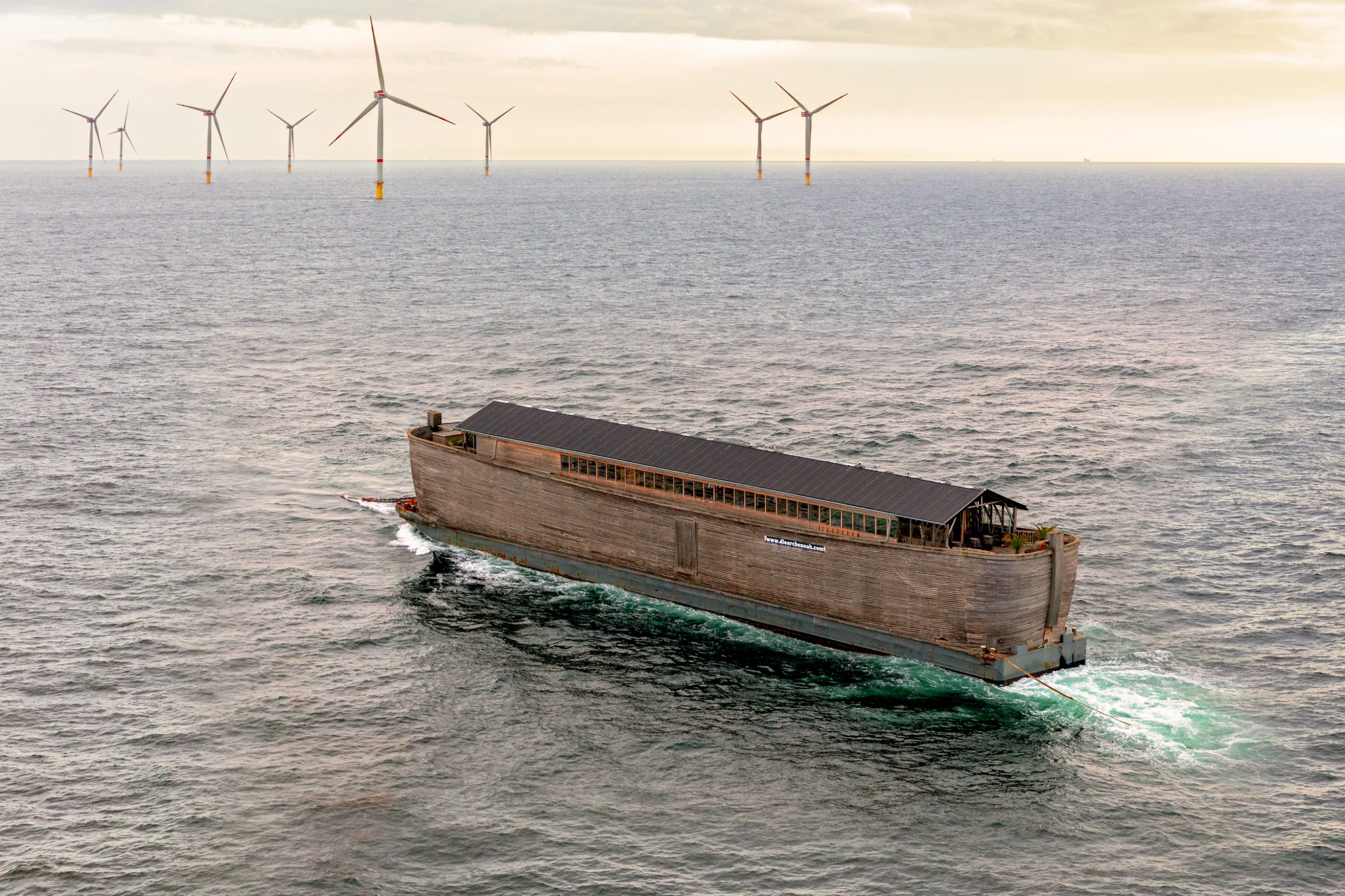De Ark van Noach op open water, gesleept naar een volgende haven