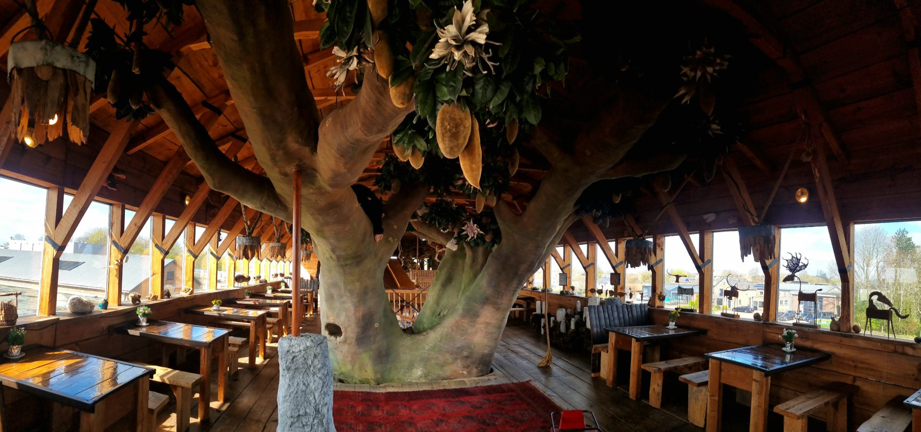 Het restaurant op het bovendek van de Ark, rond de Boom des Levens