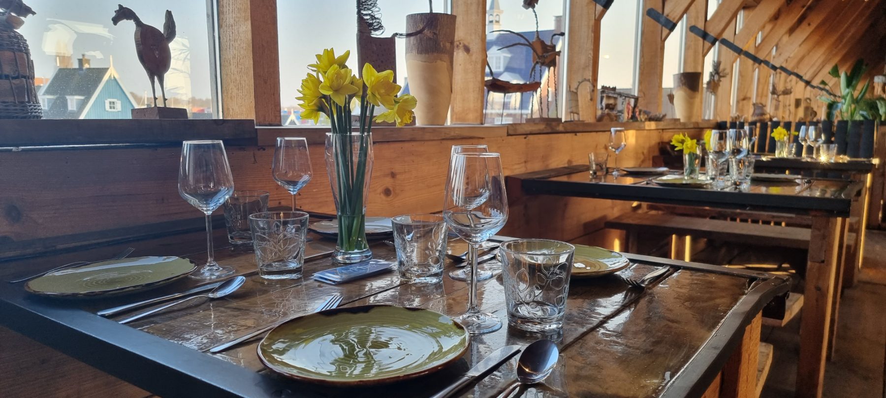 Gedekte tafels in het restaurant aan boord van de Ark