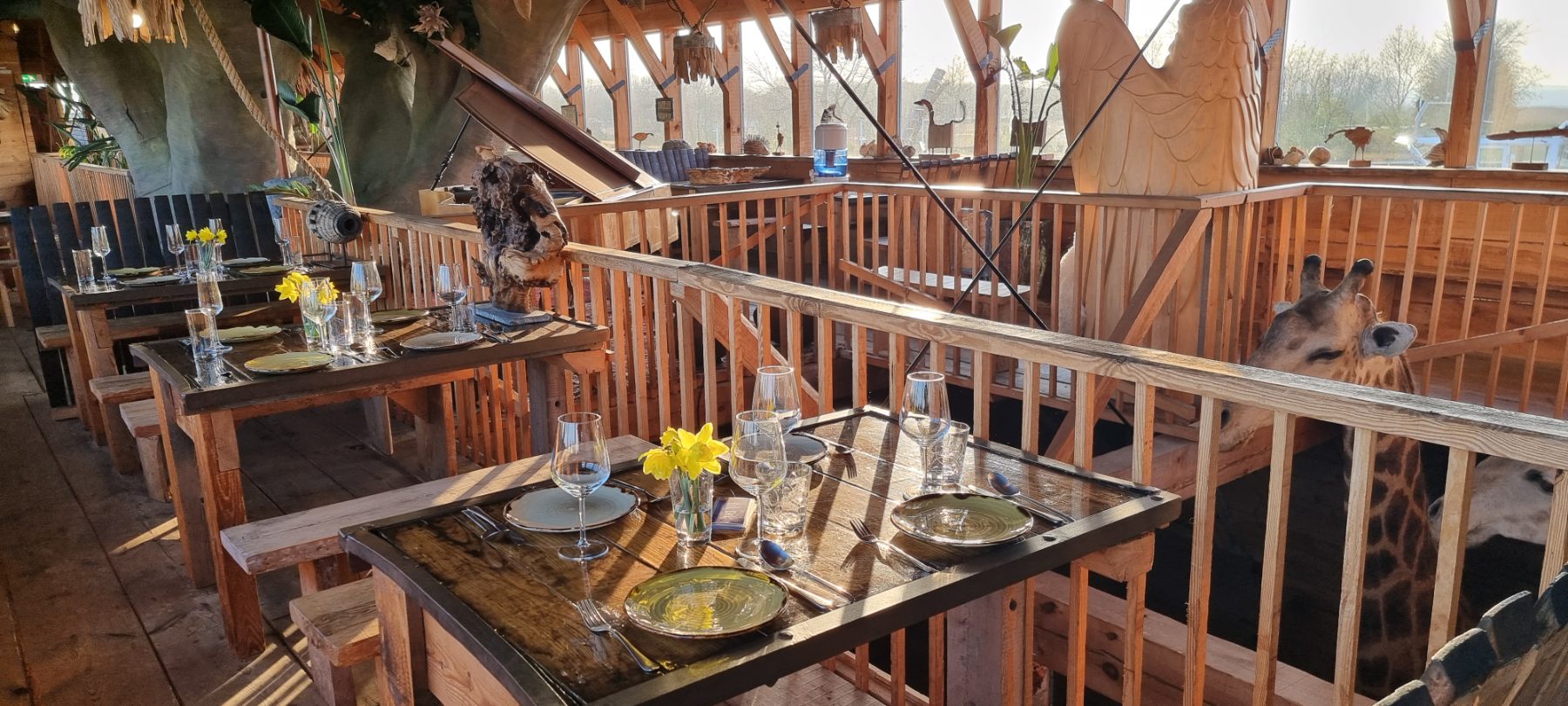 Houten giraf in het restaurant van de Ark van Noach